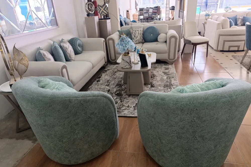 Sala compacta con sofá y dos sillones giratorios en el showroom STYLHOUSE
