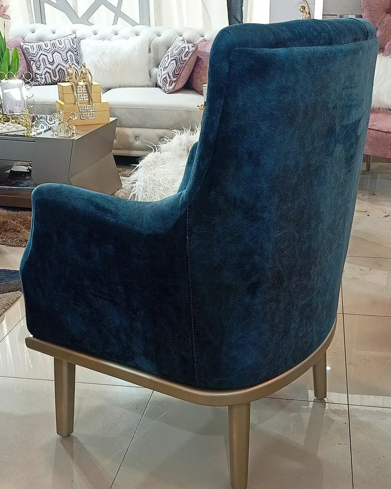 Butaca STYLHOUSE tapizada en terciopelo con base y patas de madera en acabado champagne
