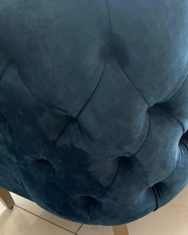 Detalle del tapizado capitoné cosido a mano en un mueble STYLHOUSE