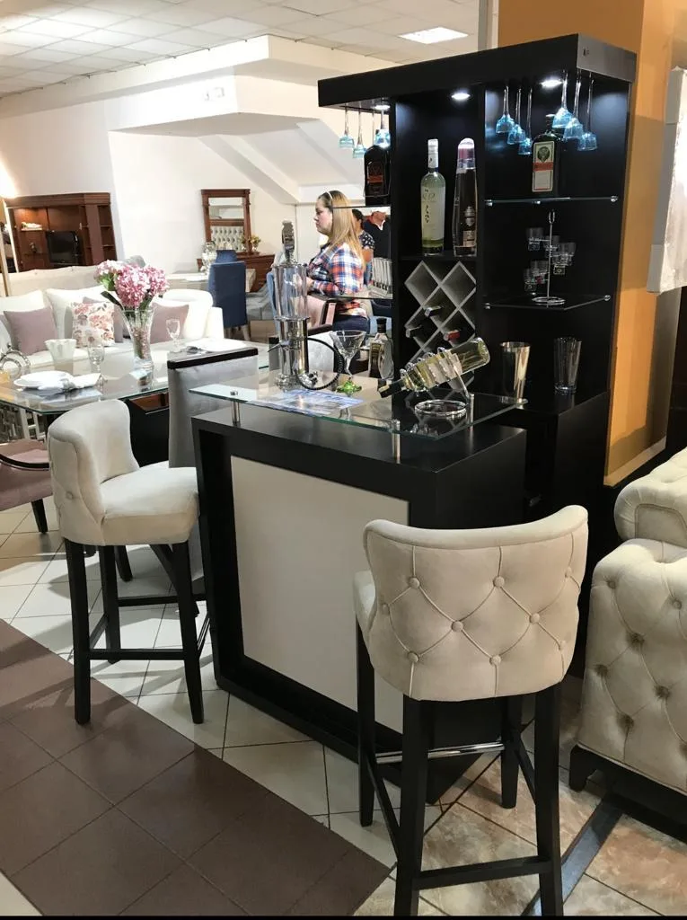 Barra alta con banqueta capitoné
