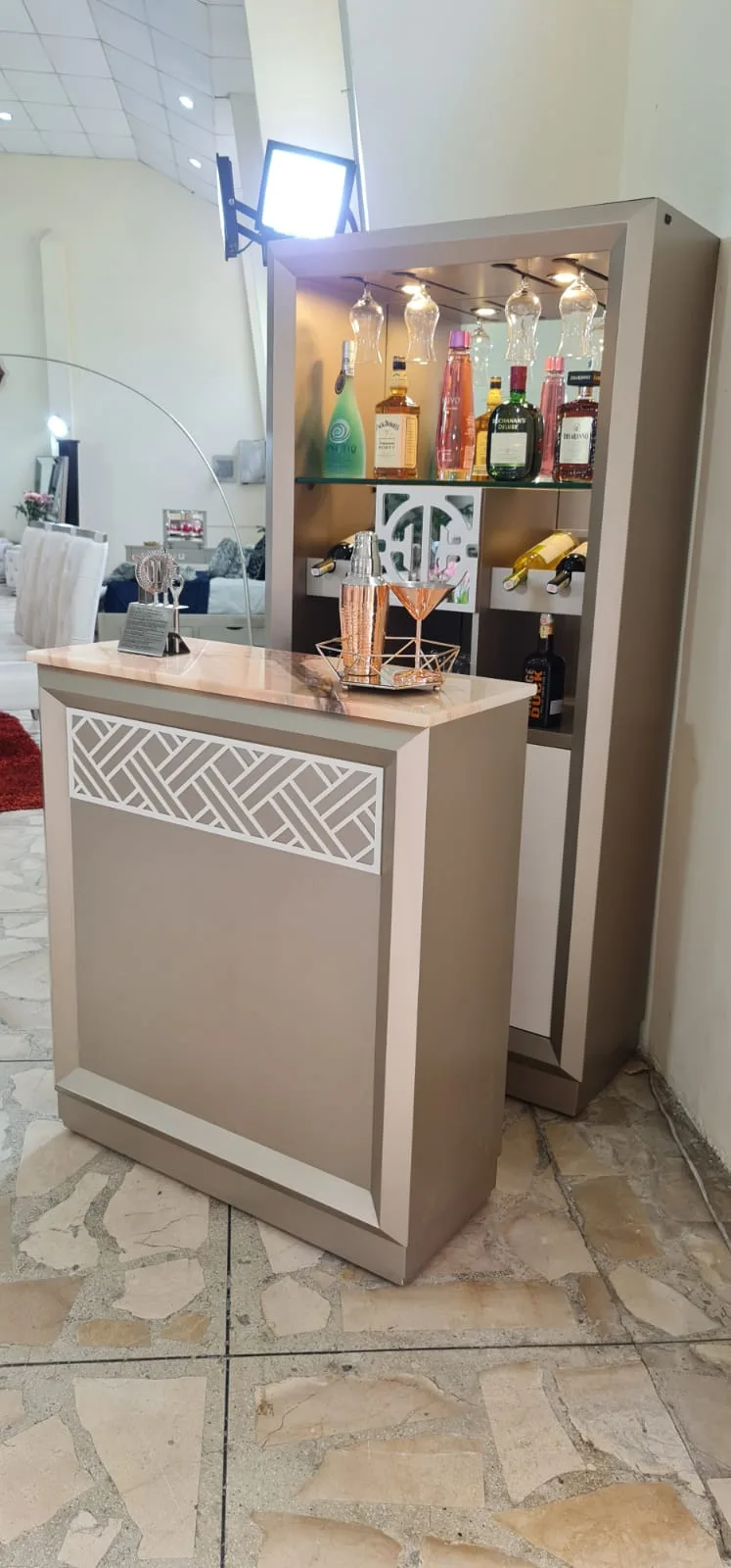 Barra de bar compacta con panel fretwork