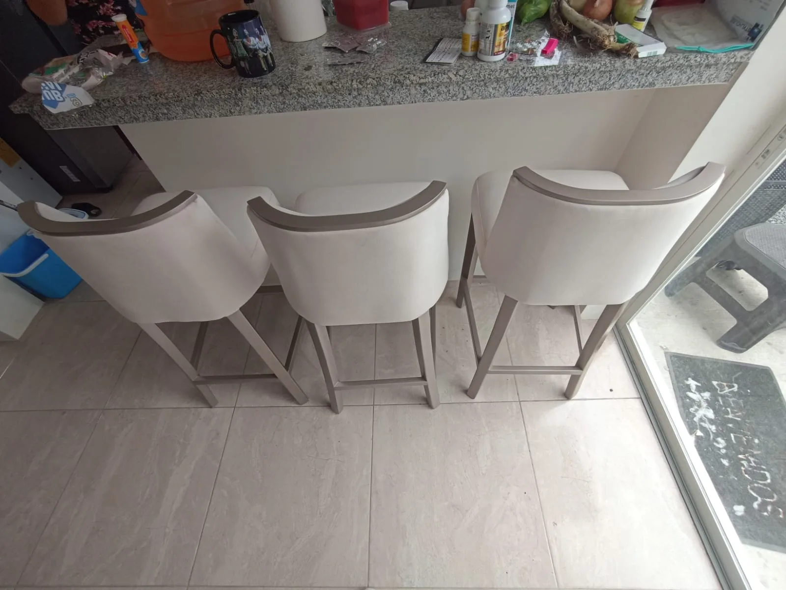 Barra de bar compacta con panel fretwork