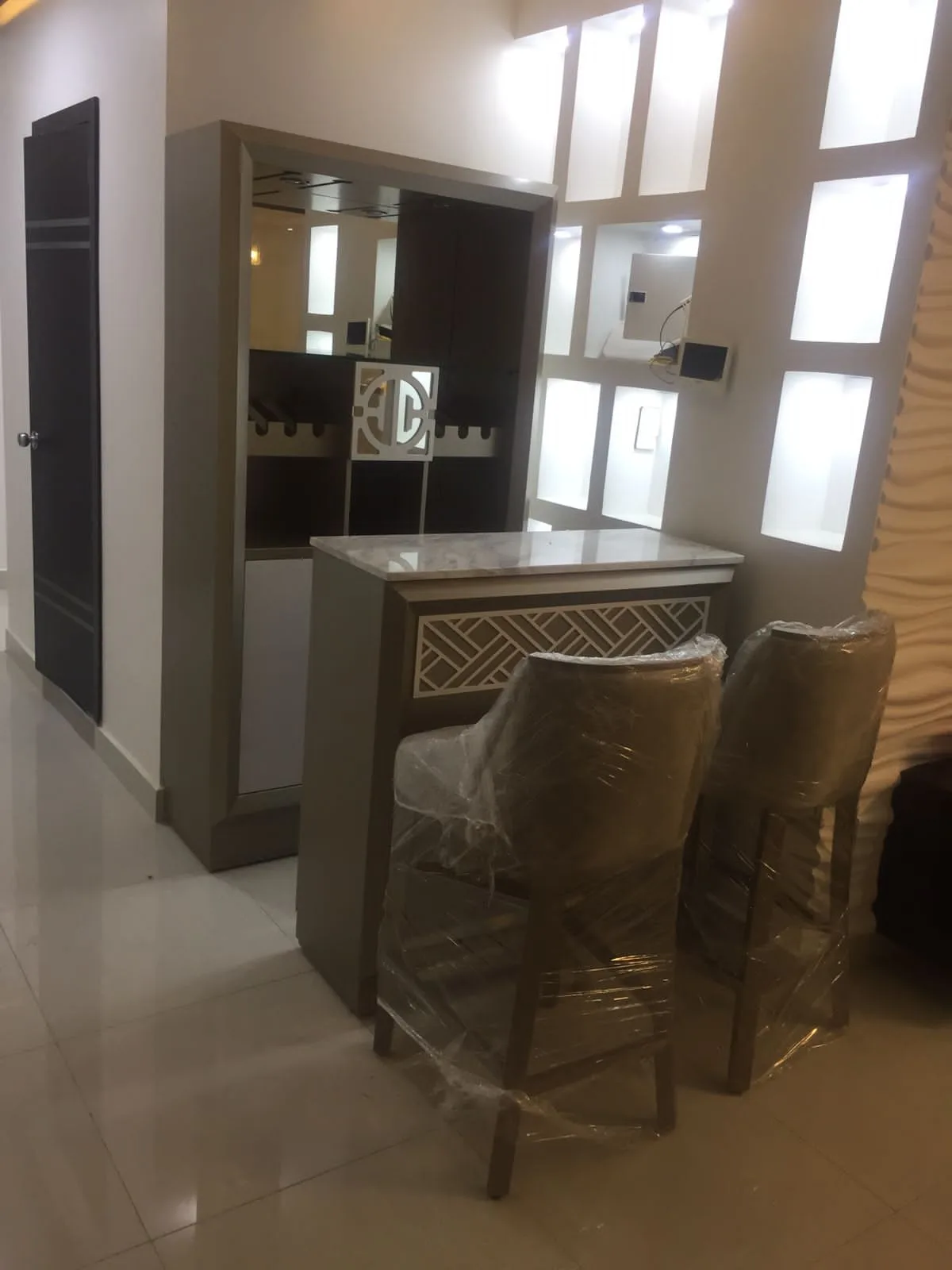 Barra de bar con panel fretwork y nicho espejado