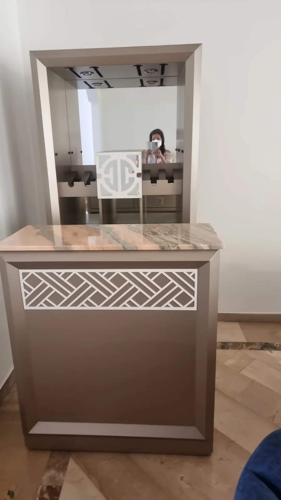 Barra de bar con panel fretwork y nicho espejado