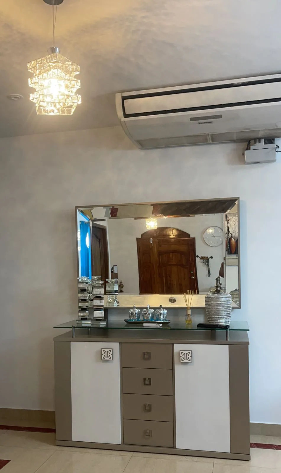 Buffet bicolor blanco y taupe con espejo