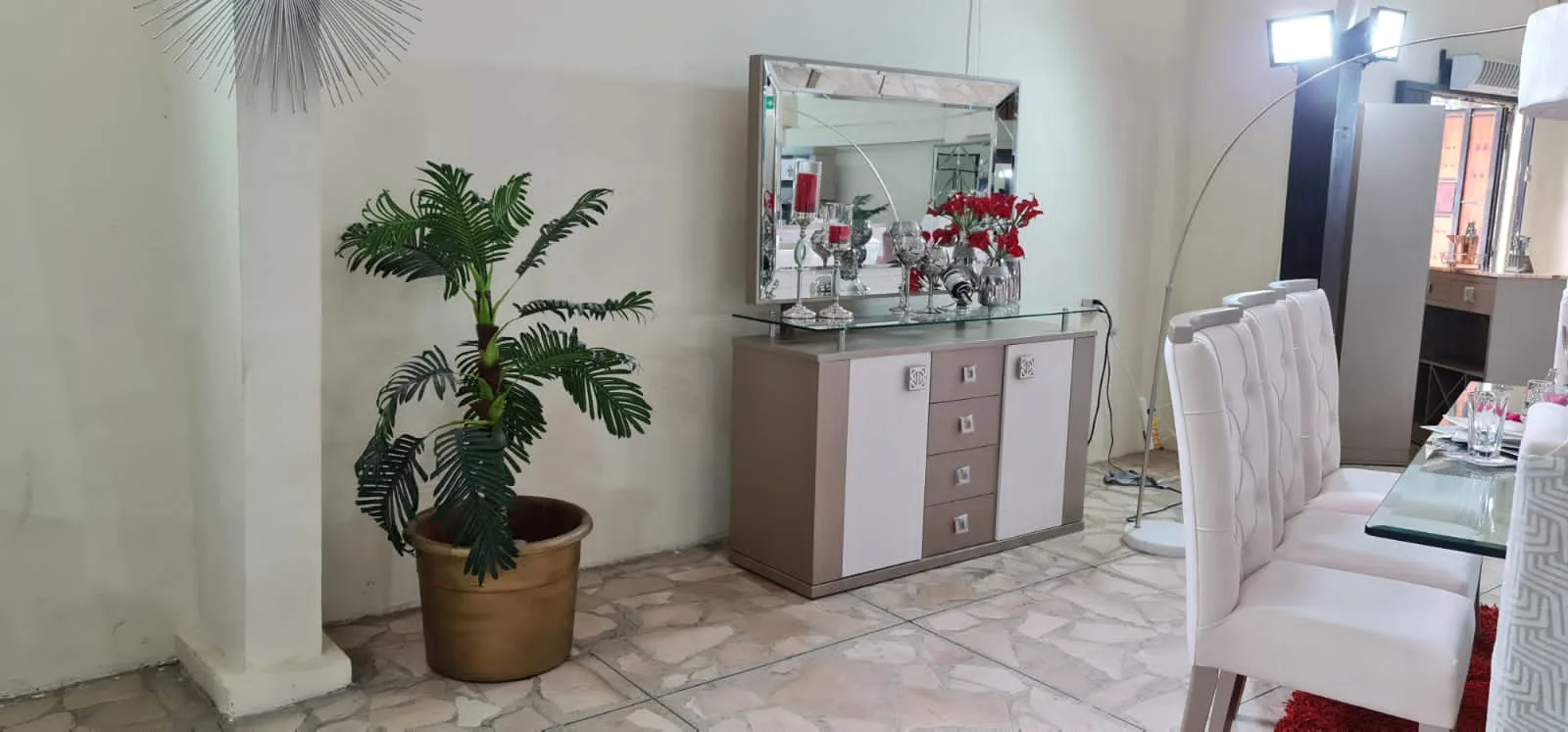 Buffet bicolor blanco y taupe con espejo