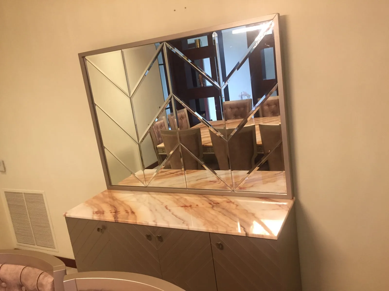 Buffet con espejo chevron