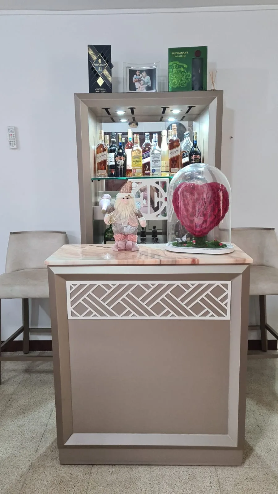 Buffet con espejo de rombos y detalle dorado