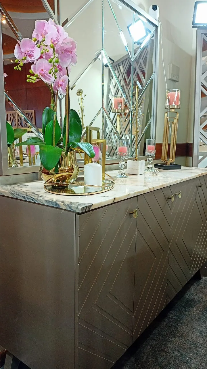 Buffet con espejo de rombos y detalle dorado