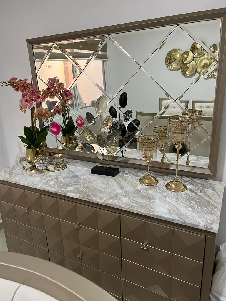 Buffet con espejo de rombos y detalle dorado