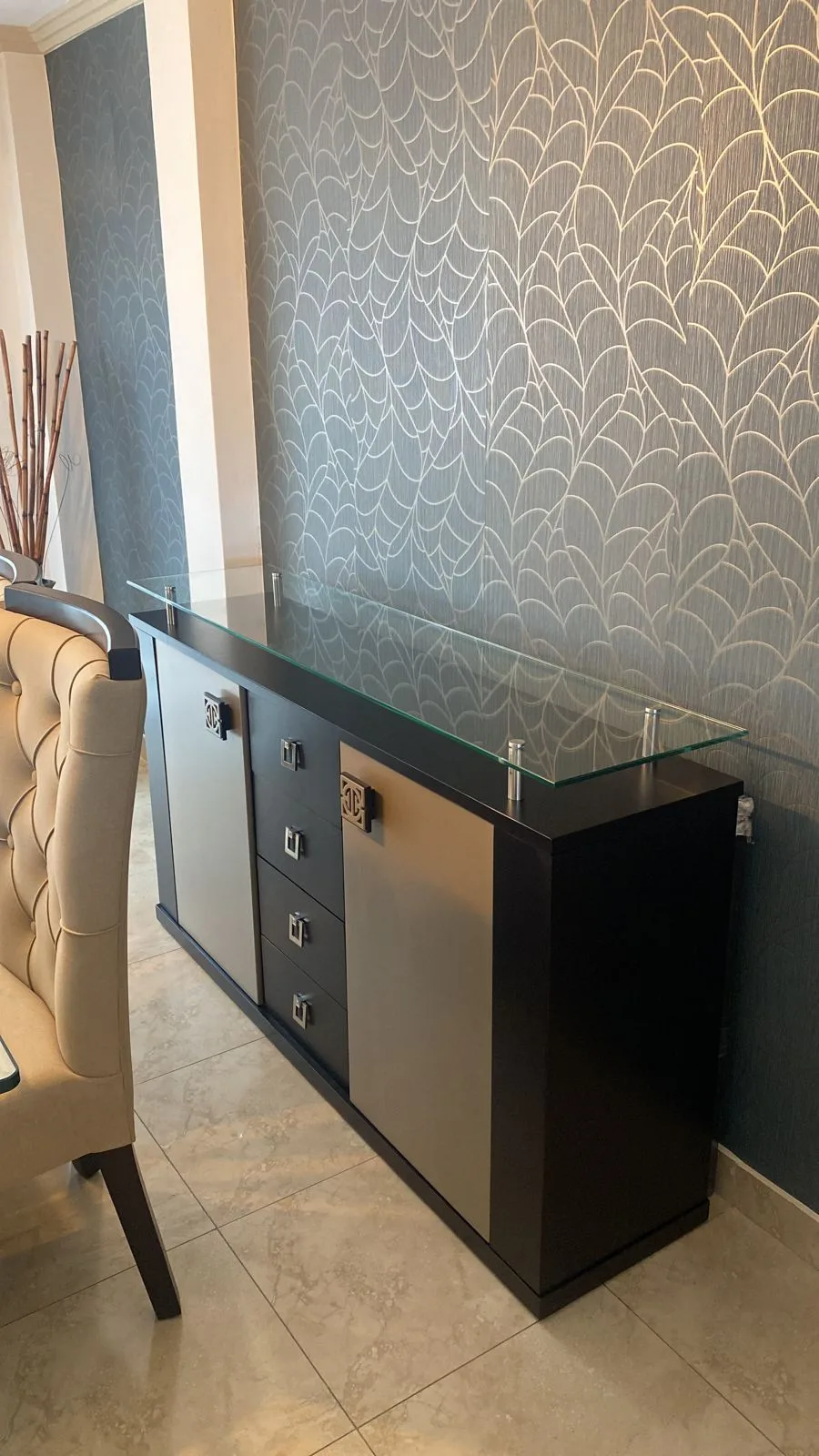 Buffet en negro y gris con repisa de vidrio