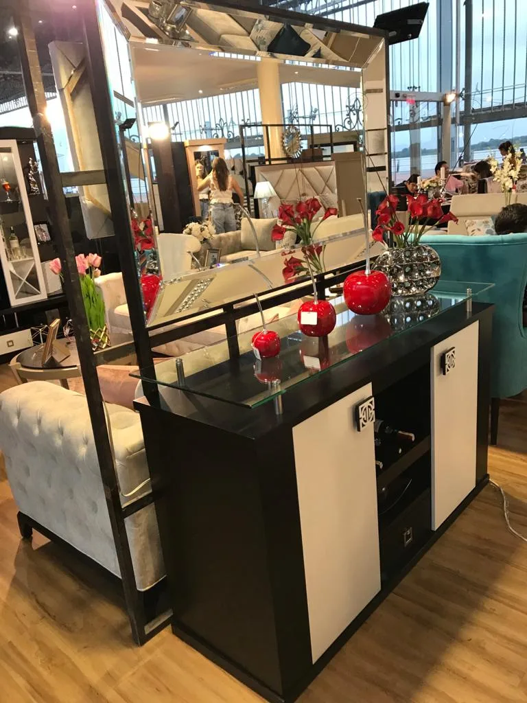 Buffet lacado con espejo geométrico