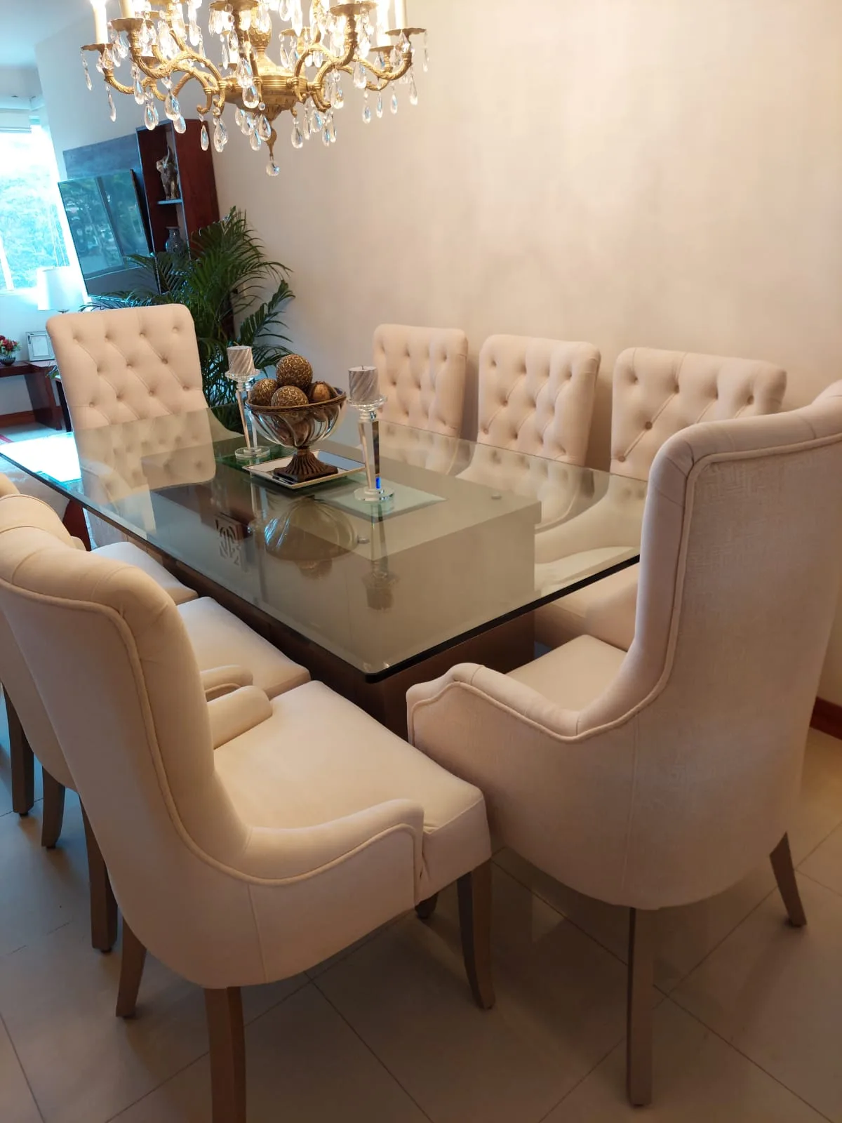 Comedor detalle de textura y capitoné de silla crema