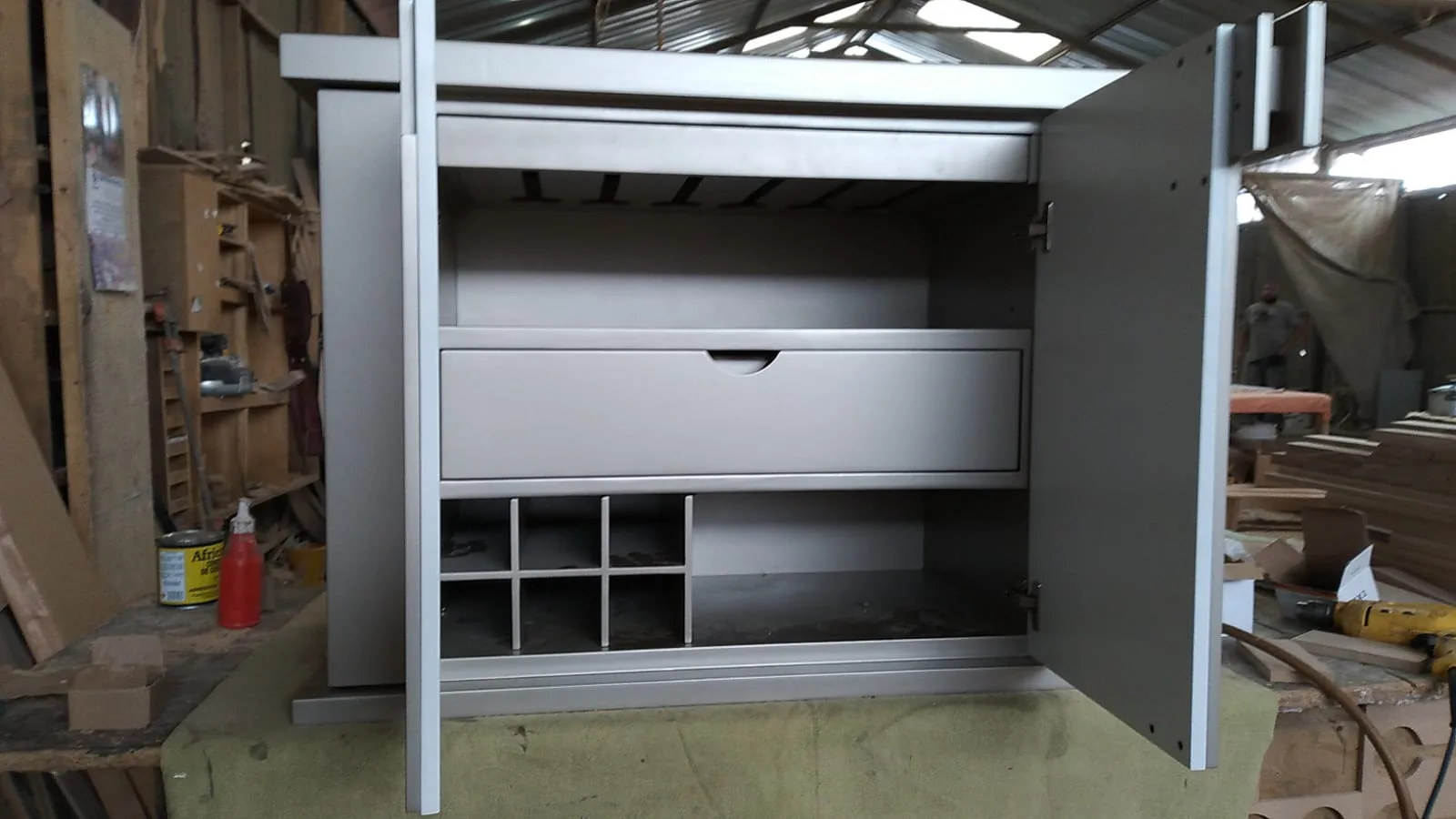 Comedor gabinete/mueble bajo con puertas y logo metálico