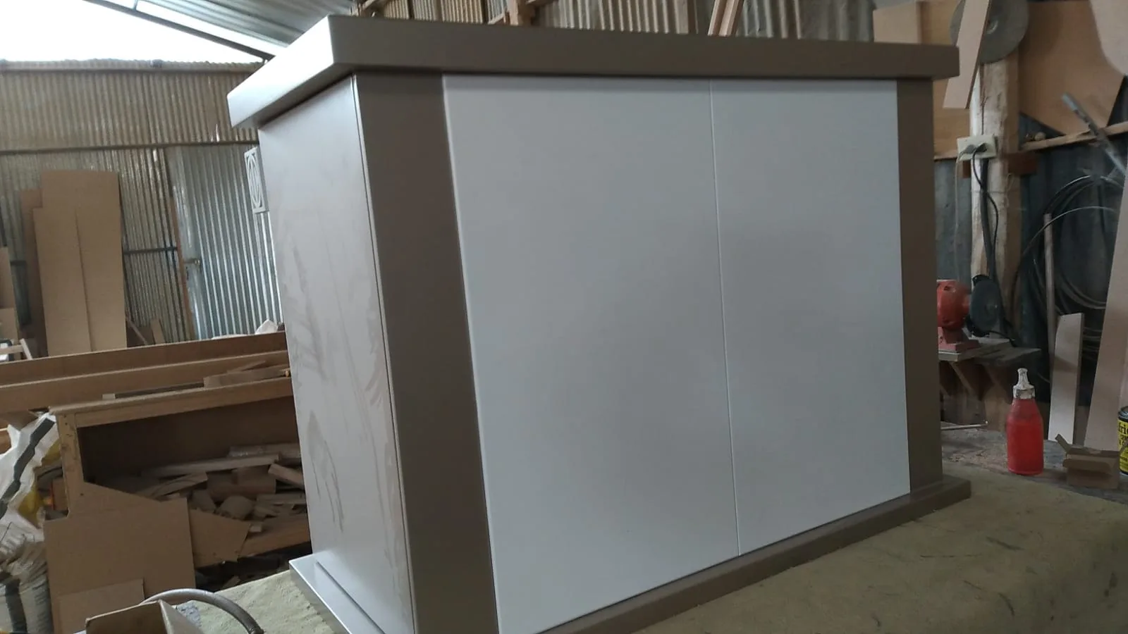 Comedor gabinete/mueble bajo con puertas y logo metálico