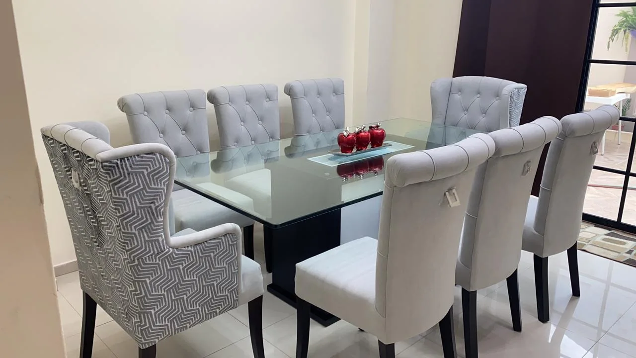 Comedor mesa blanca con base geométrica