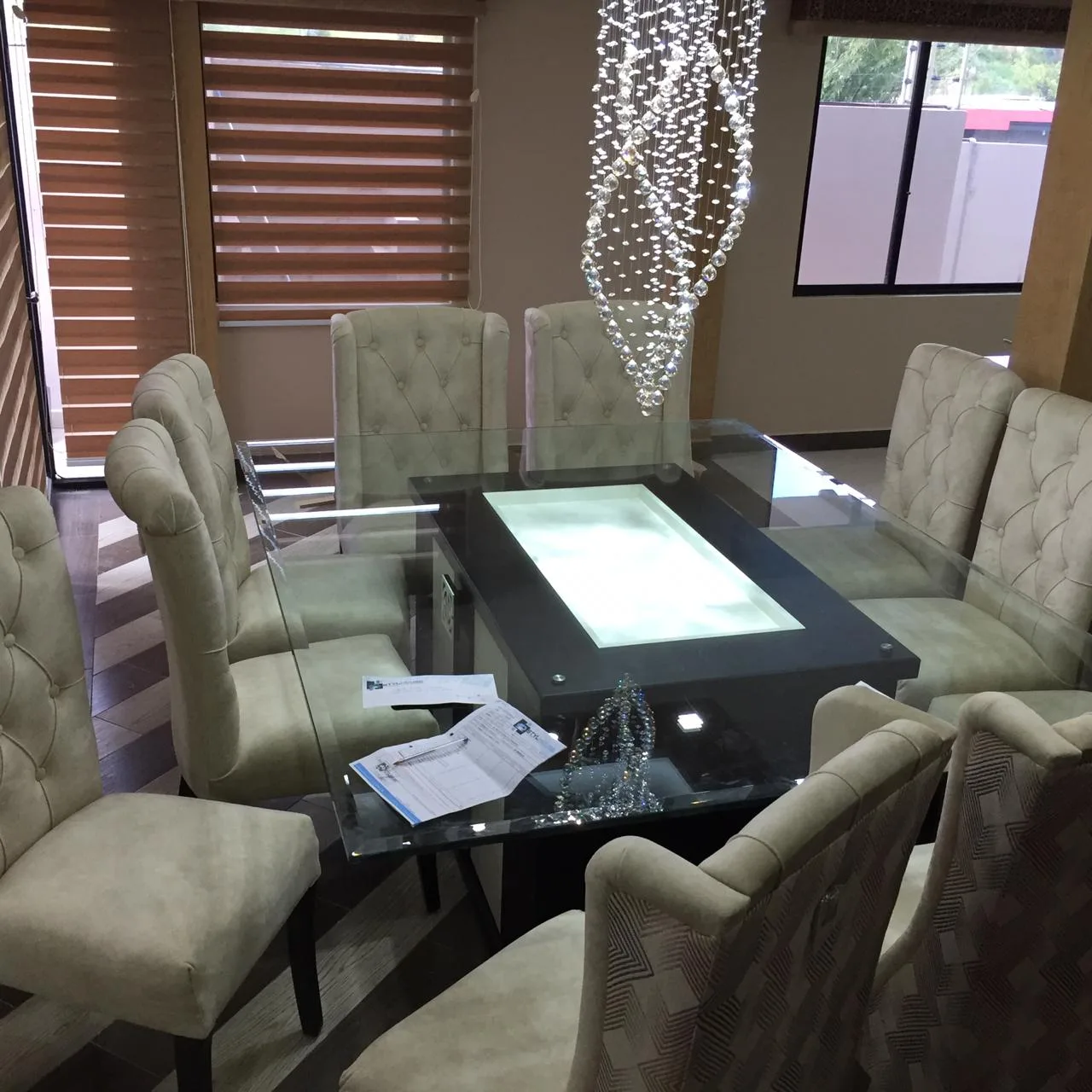 Comedor mesa con tablero luminoso (light-box) integrado