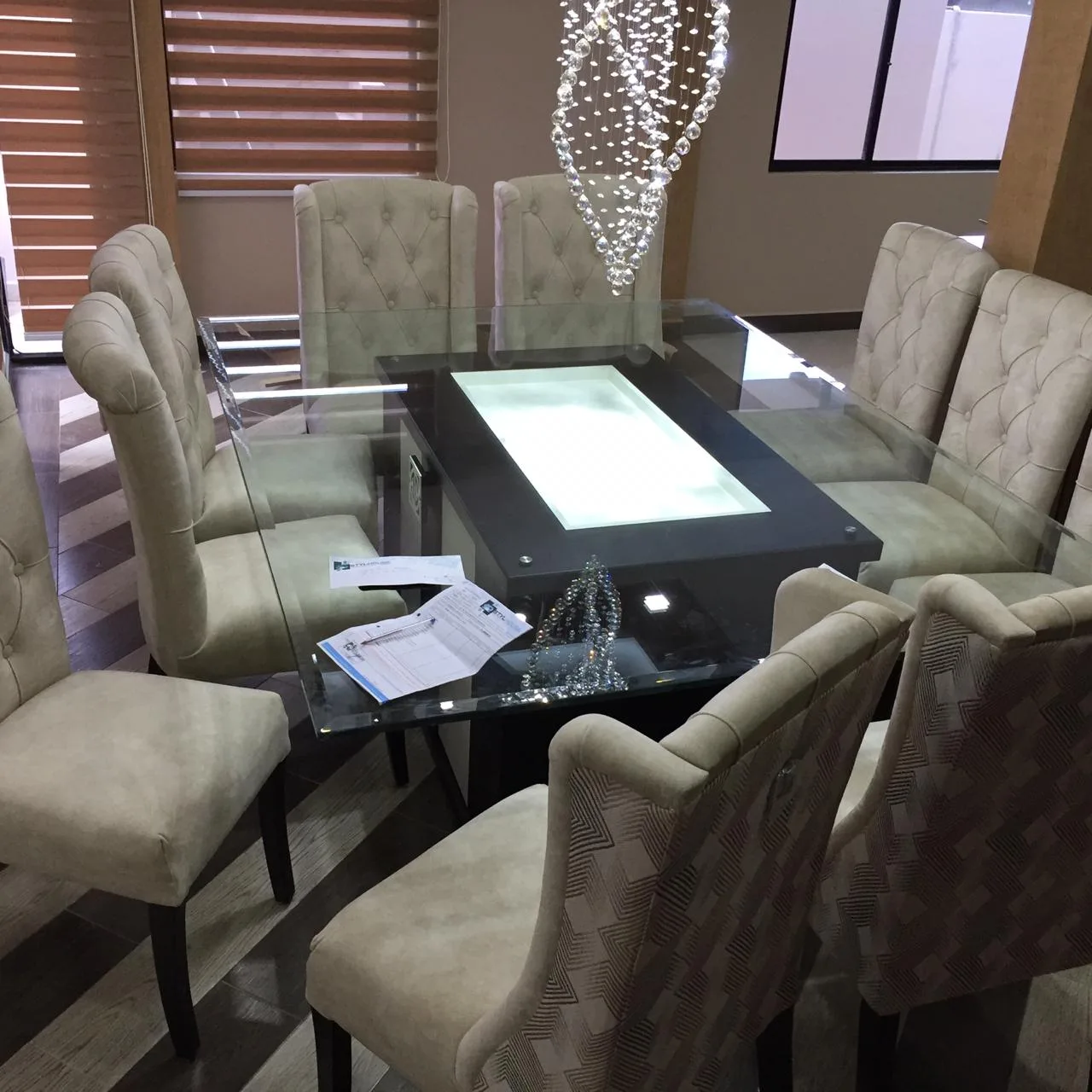 Comedor mesa con tablero luminoso (light-box) integrado