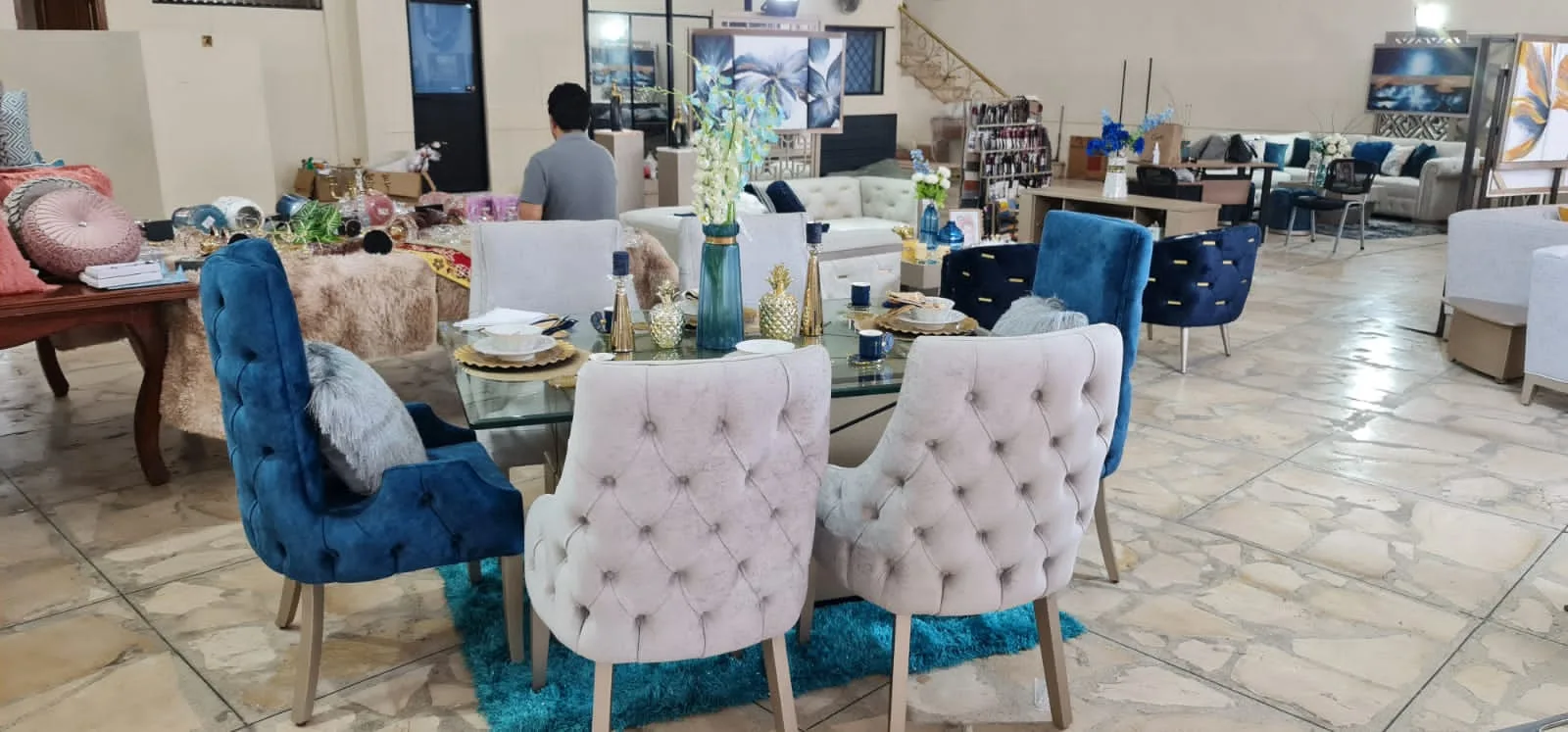 Comedor mesa con tablero tipo ónix/mármol sobre gabinete espejado