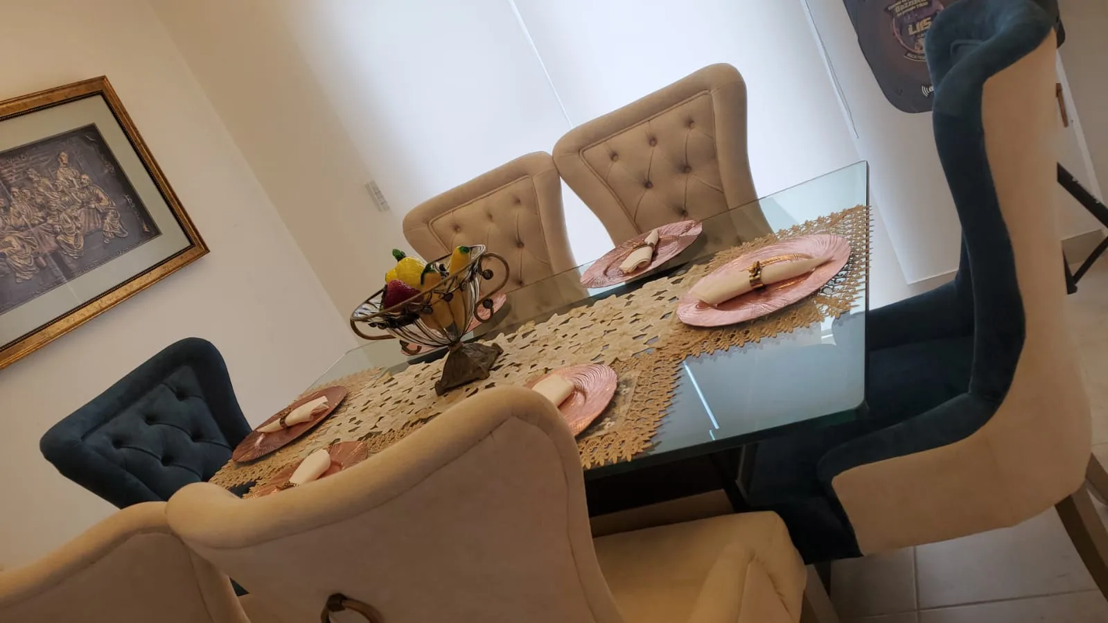 Comedor mesa con tablero tipo ónix sobre gabinete