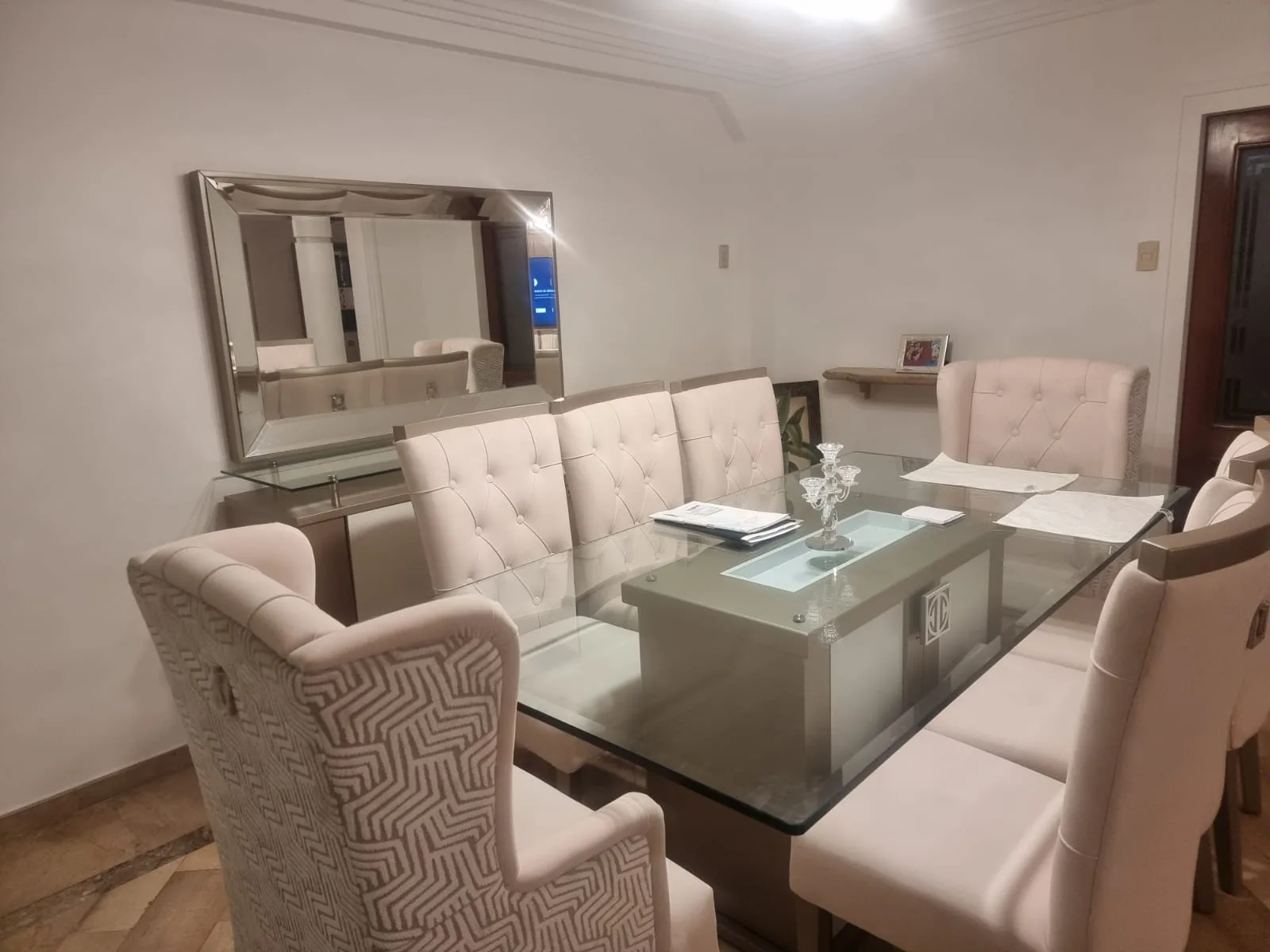 Comedor mesa madera clara estilo rústico-elegante