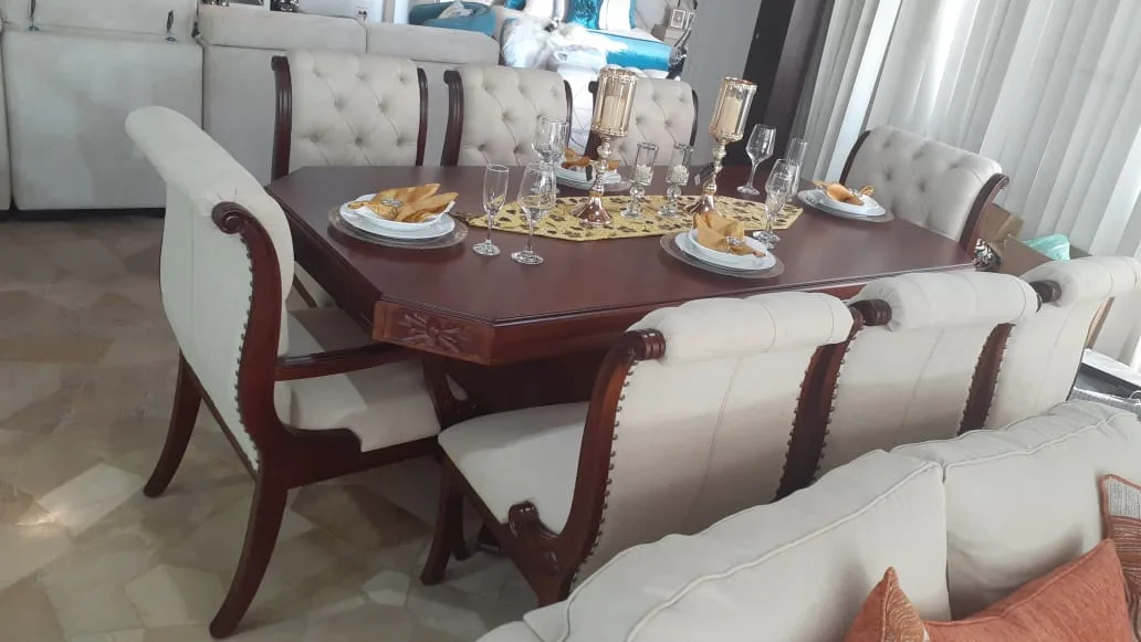 Comedor mesa madera oscura con borde biselado