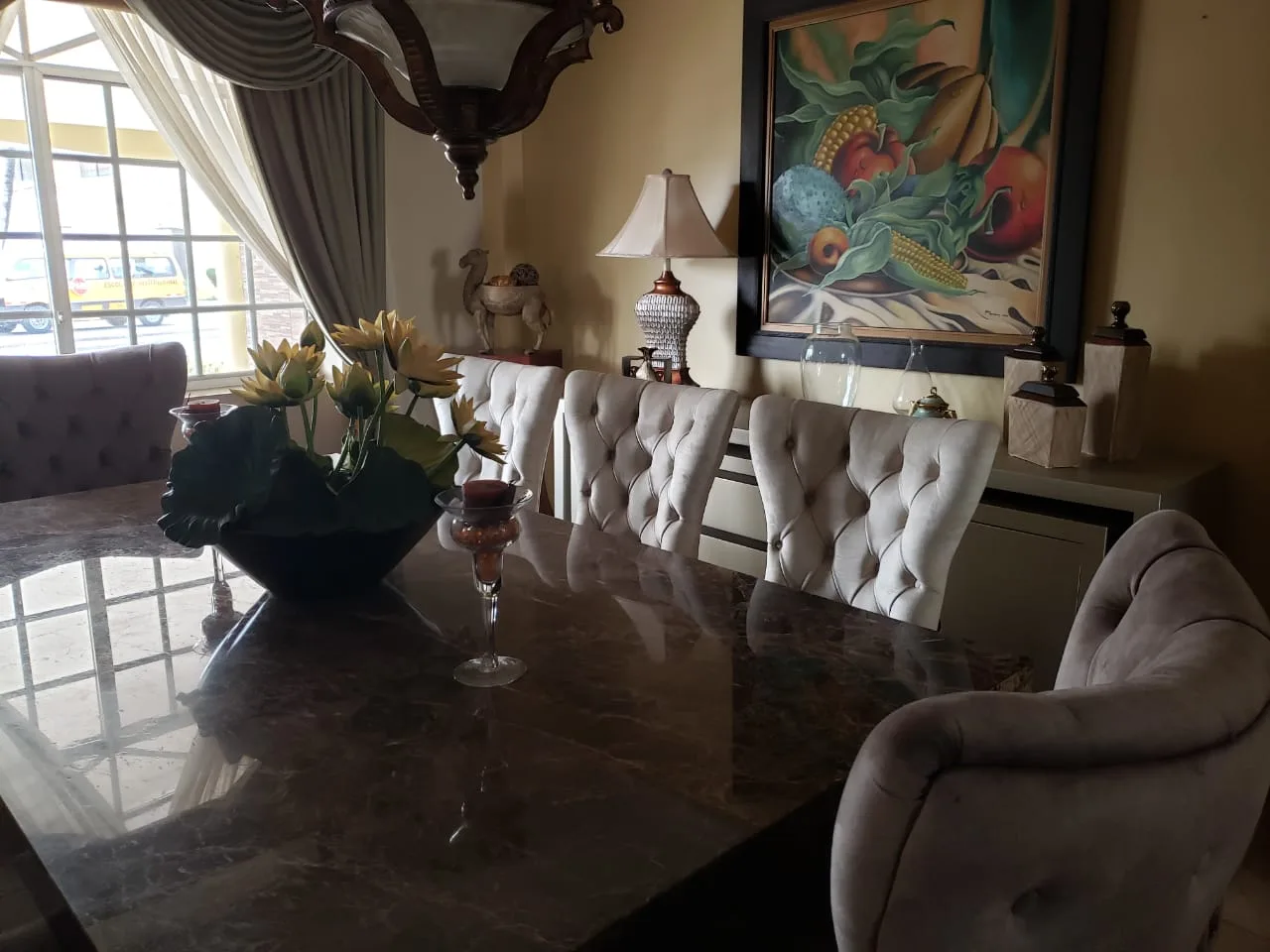Comedor mesa mármol con base tallada plateada estilo clásico