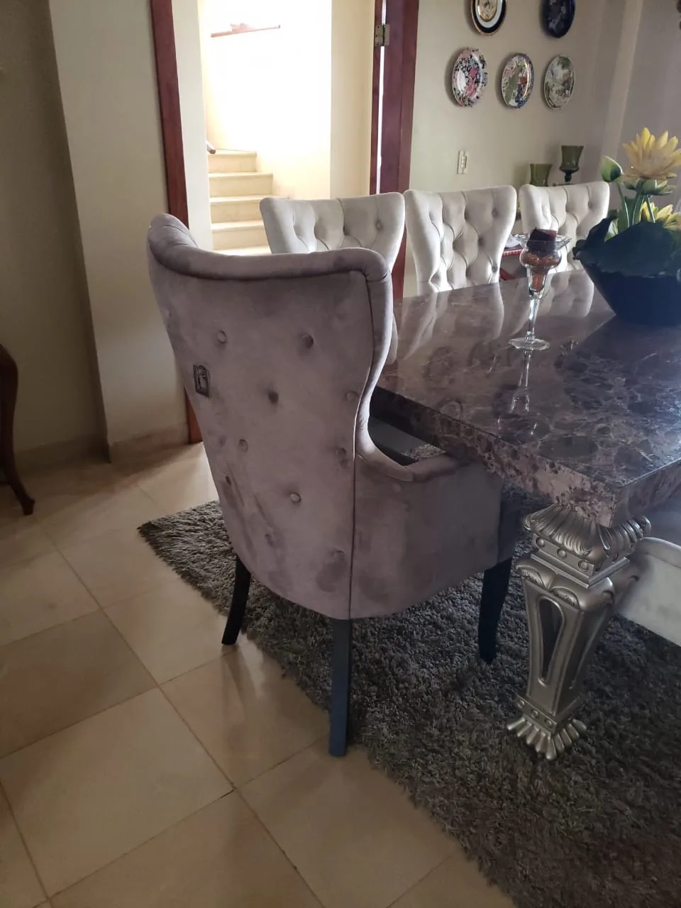 Comedor mesa mármol con base tallada plateada estilo clásico