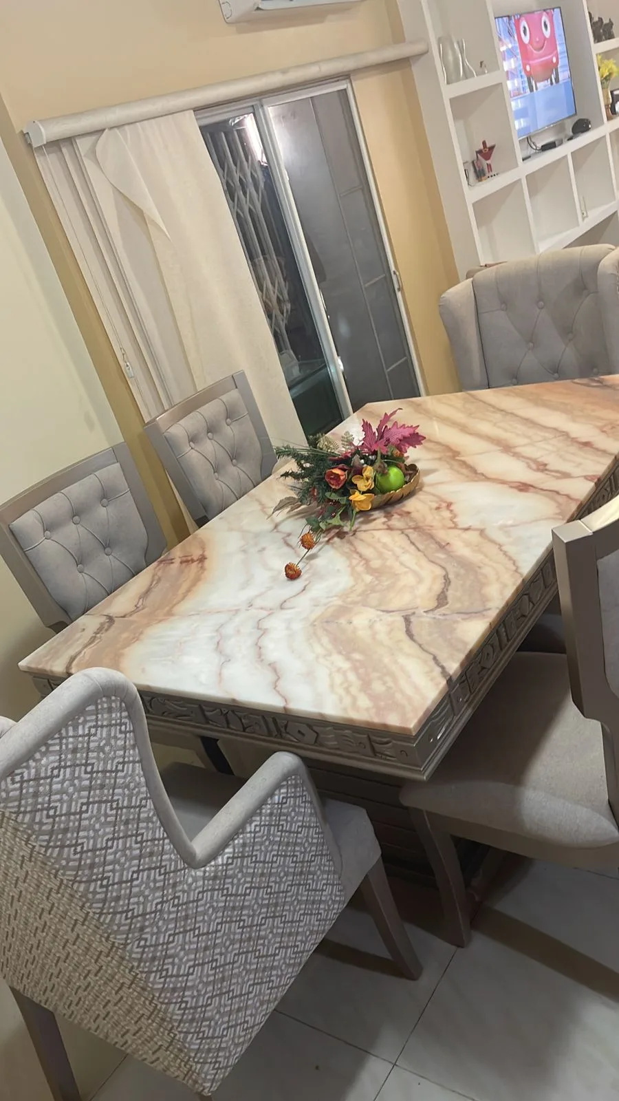 Comedor mesa mármol con borde tallado en madera plateada/dorada