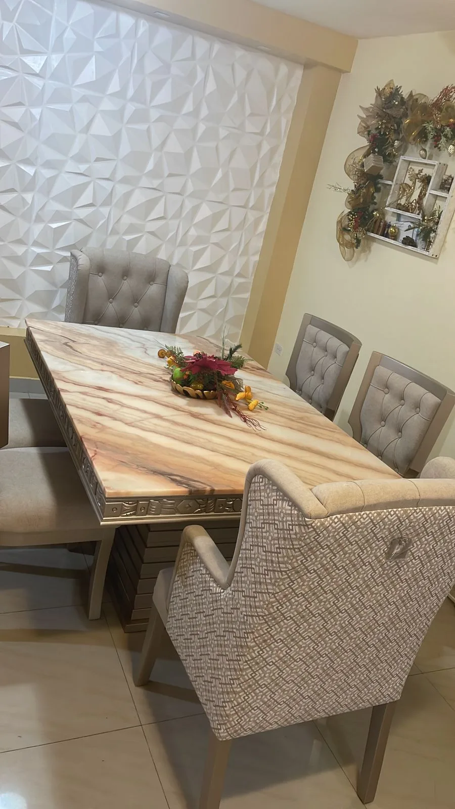 Comedor mesa mármol con borde tallado en madera plateada/dorada