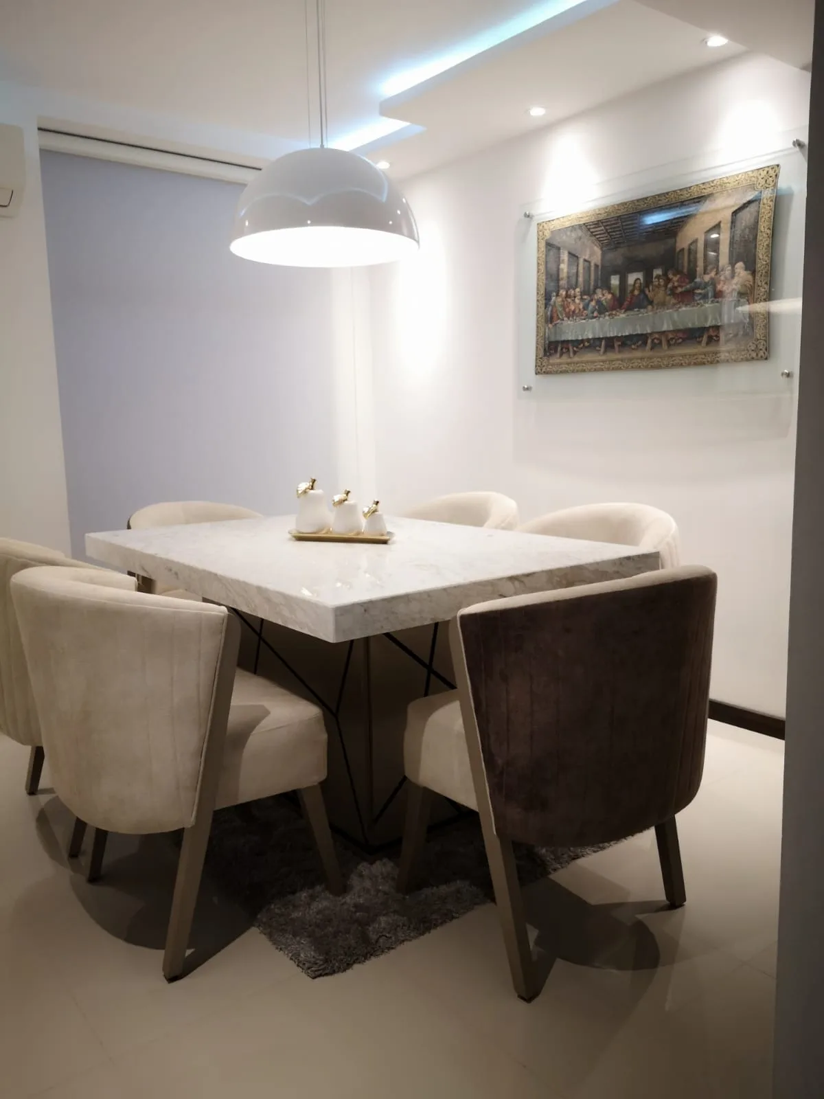 Comedor mesa mármol con pedestal negro