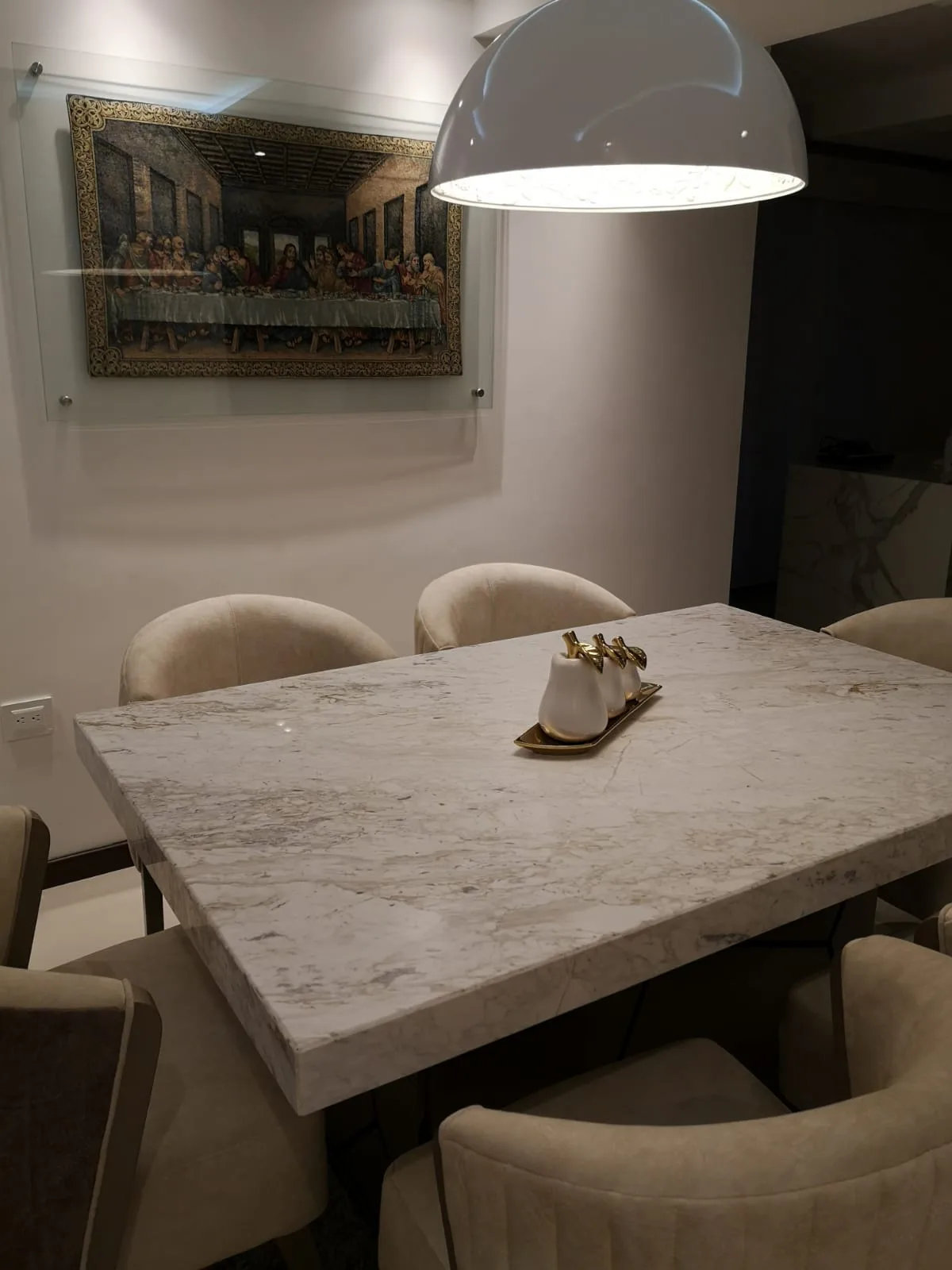 Comedor mesa mármol con pedestal negro