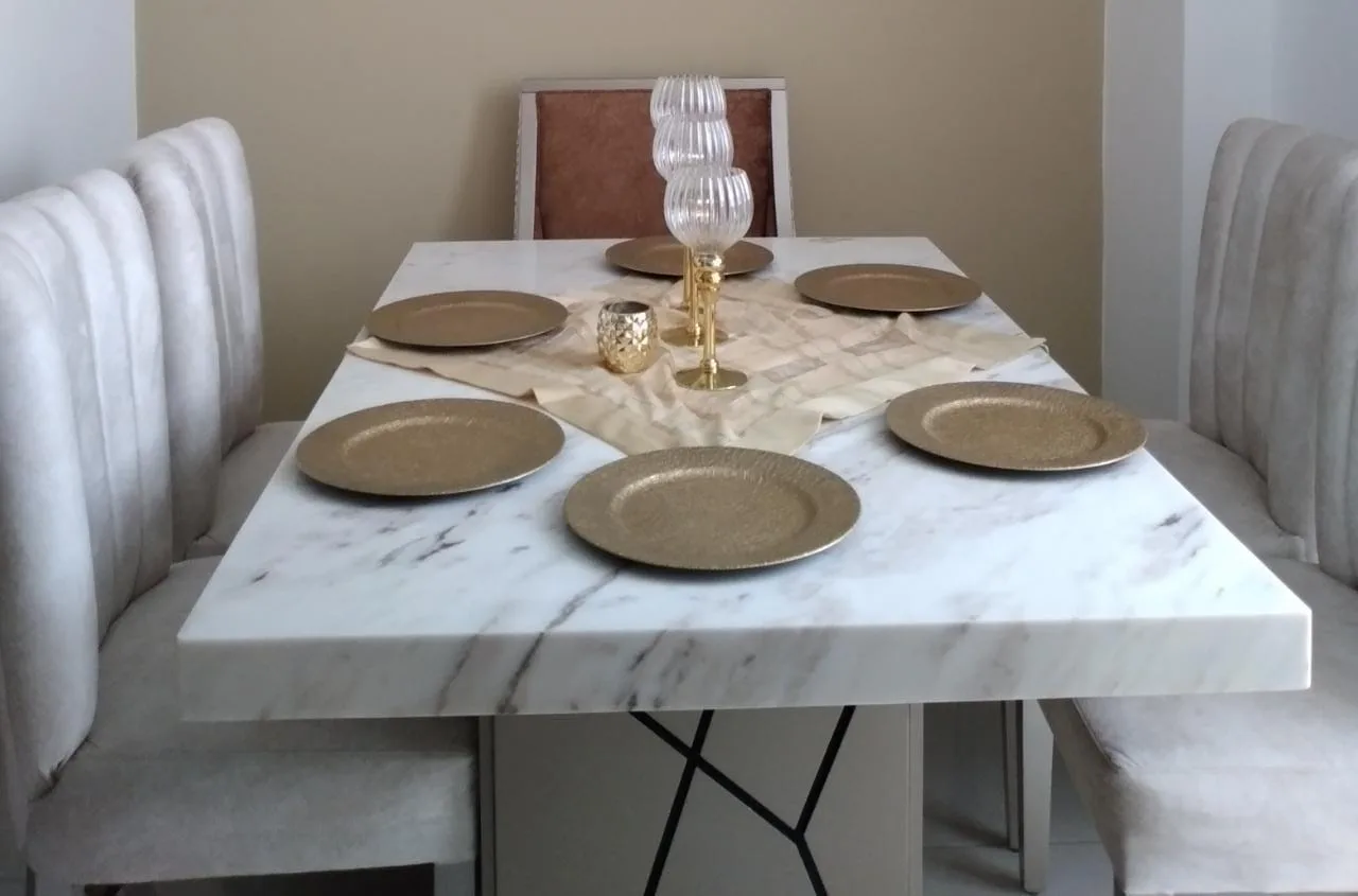 Comedor mesa mármol/gris con base ornamentada plateada
