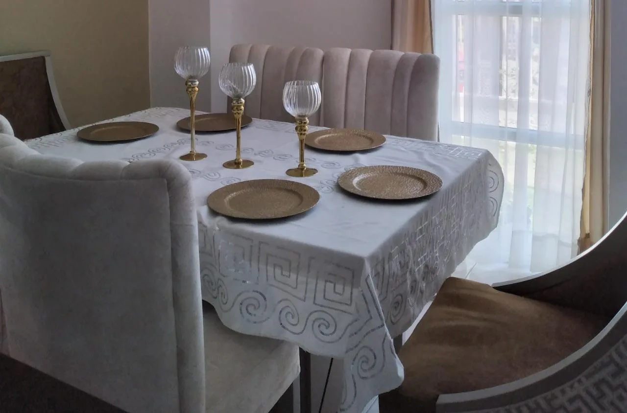 Comedor mesa mármol/gris con base ornamentada plateada