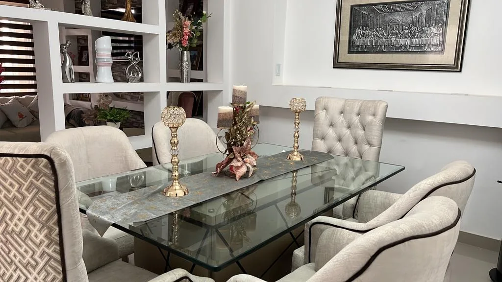 Comedor mesa pequeña con tablero mármol
