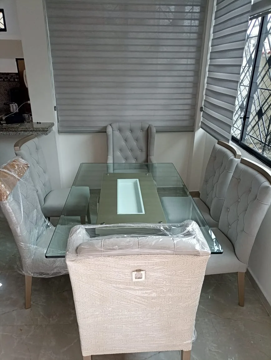 Comedor mesa vidrio con reflejo diagonal