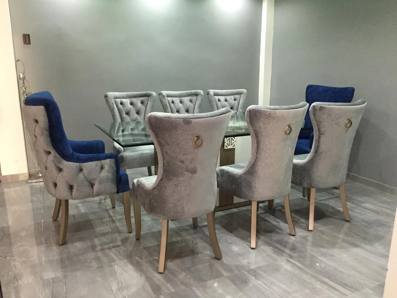 Comedor mesa vidrio con tablero luminoso y base dorada