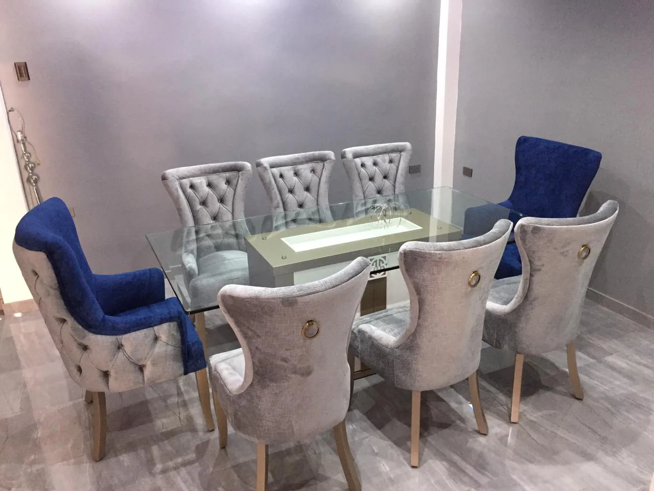 Comedor mesa vidrio con tablero luminoso y base dorada