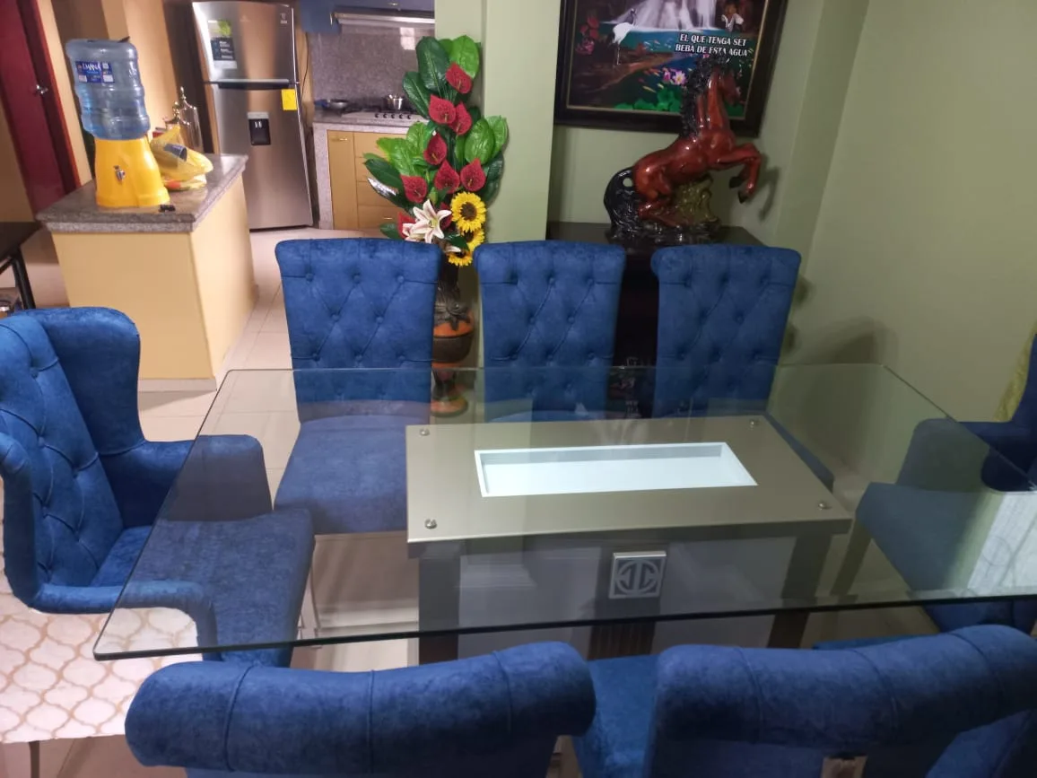 Comedor mesa vidrio con tablero luminoso y base dorada