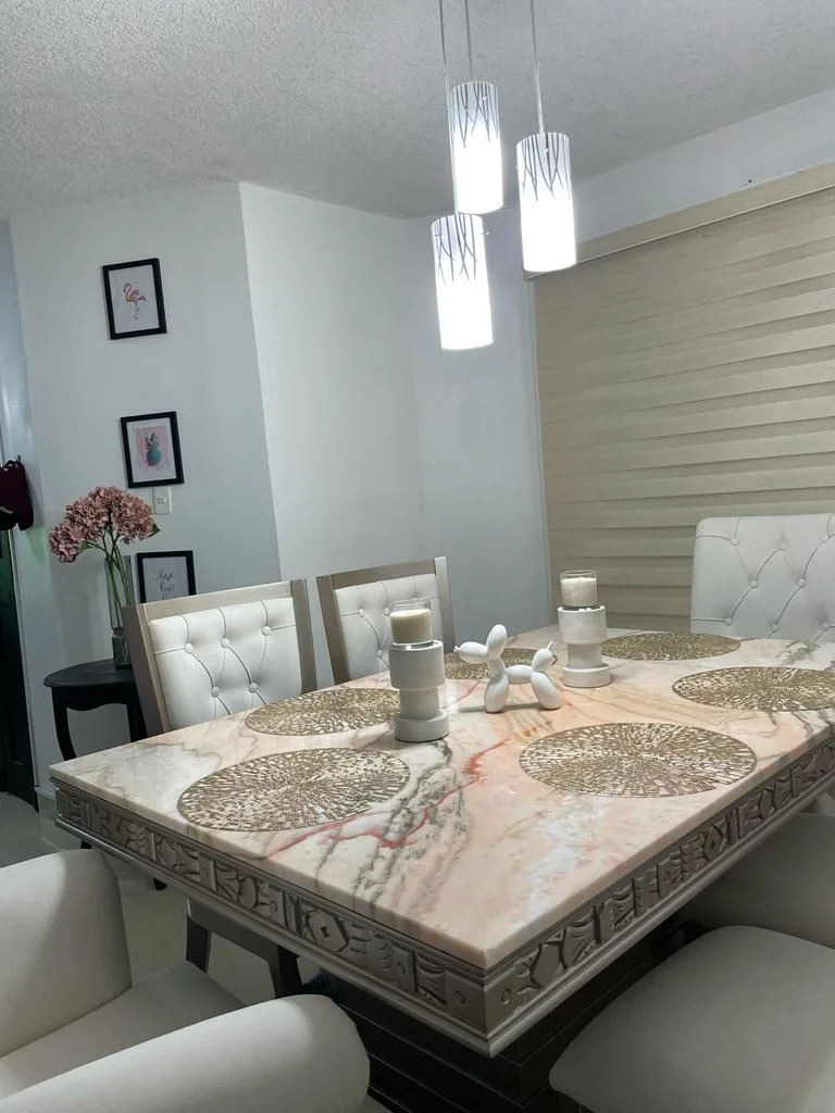 Comedor par de sillas crema con respaldo acanalado