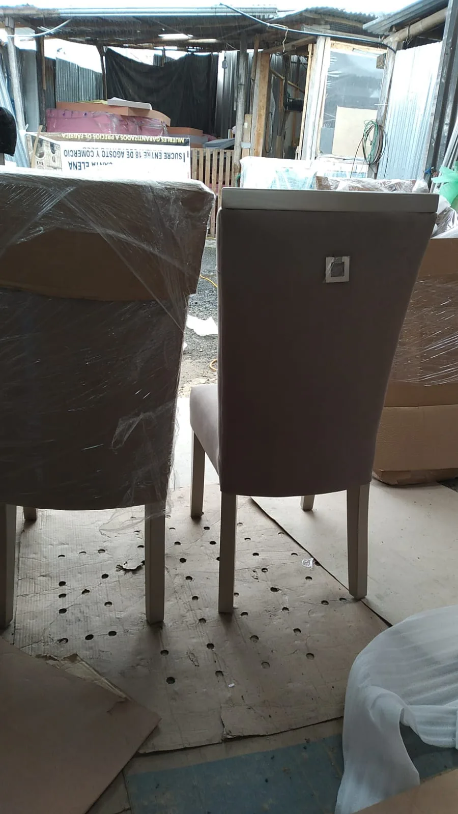 Comedor pares de sillas envueltas en plástico