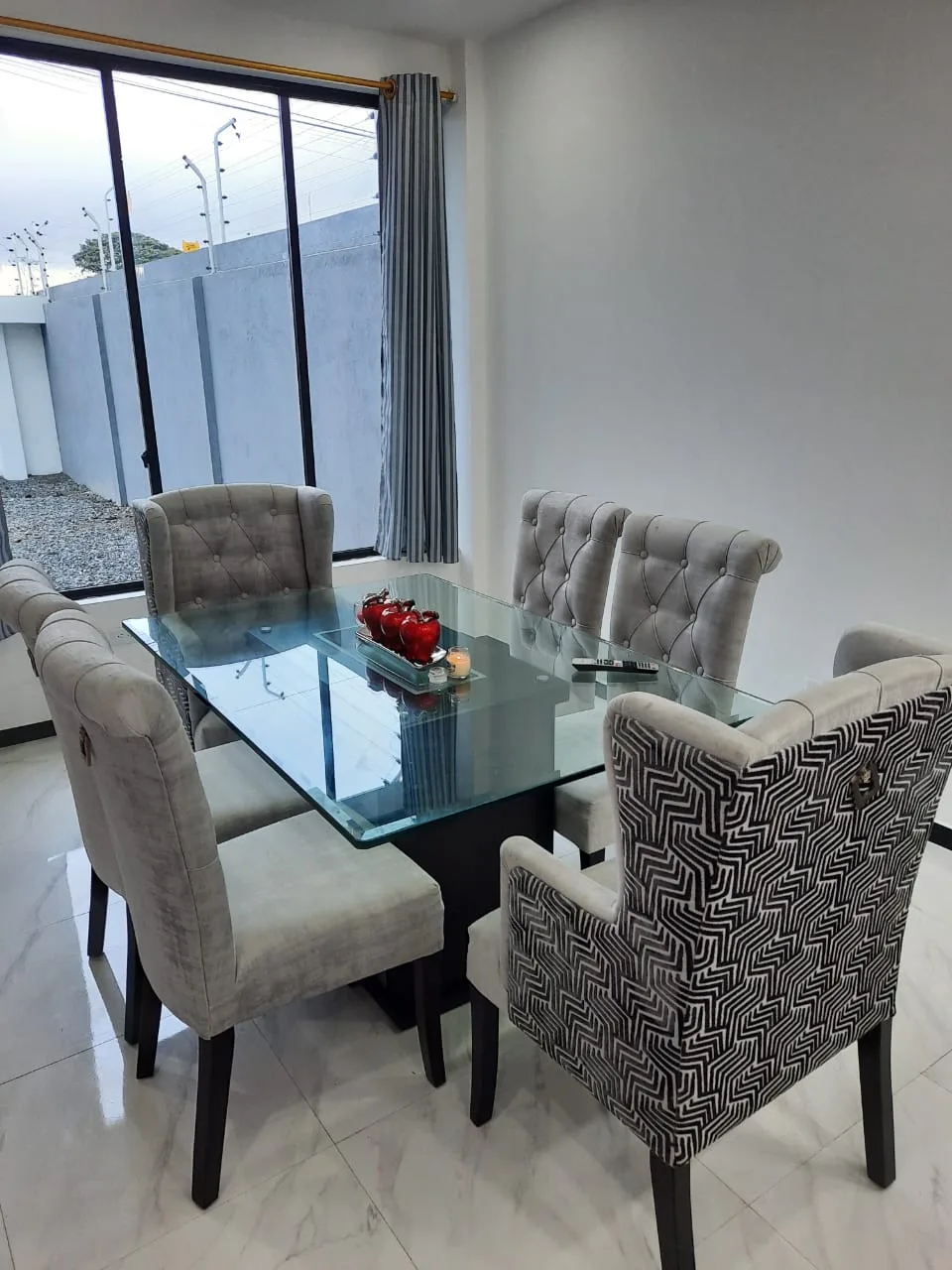 Comedor sillas azul marino y crema capitoné