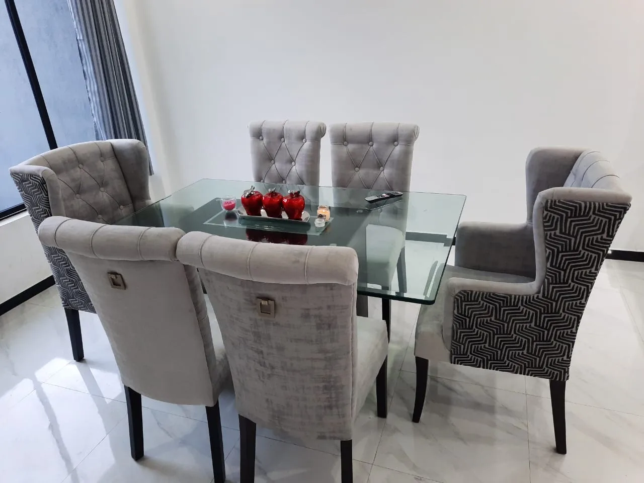 Comedor sillas azul marino y crema capitoné