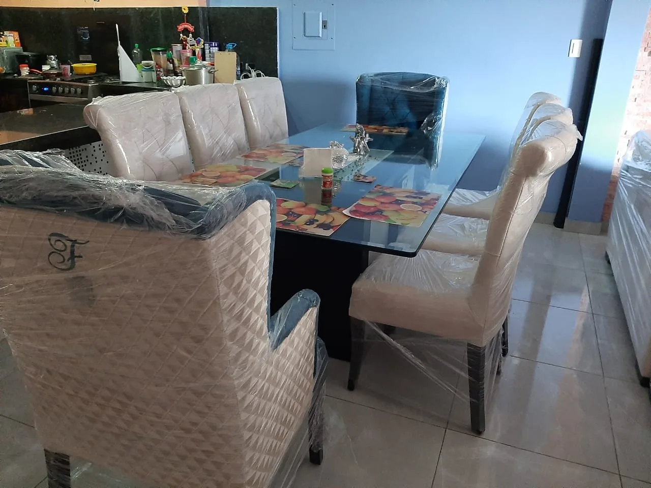 Comedor sillas con patrón diamante envueltas en plástico de fábrica