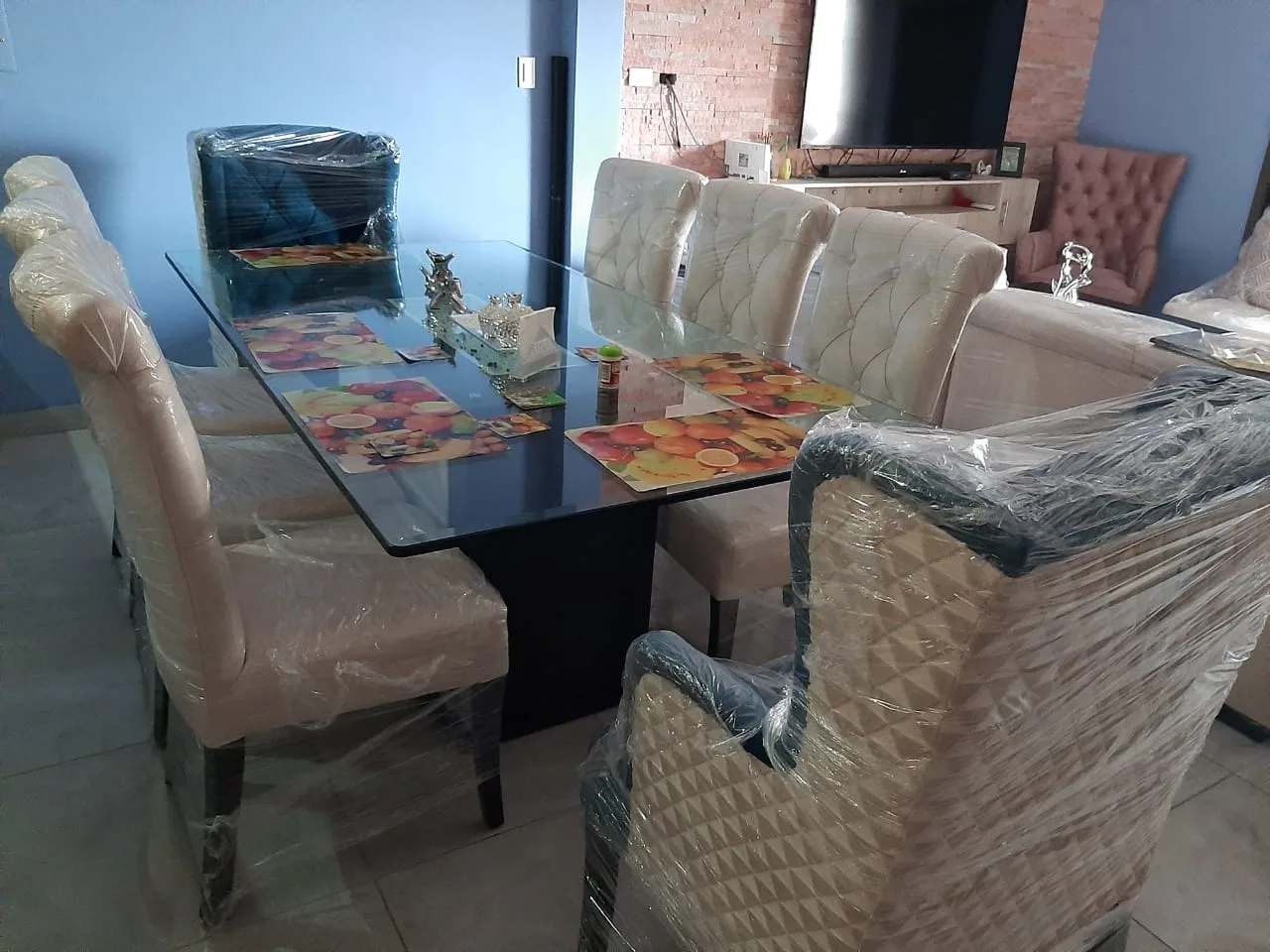 Comedor sillas con patrón diamante envueltas en plástico de fábrica