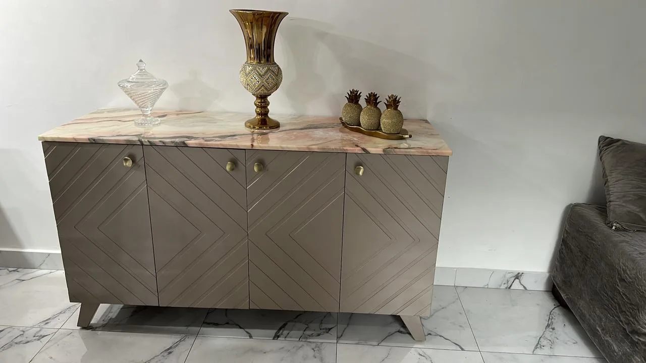 Consola con relieve de rombos grabados