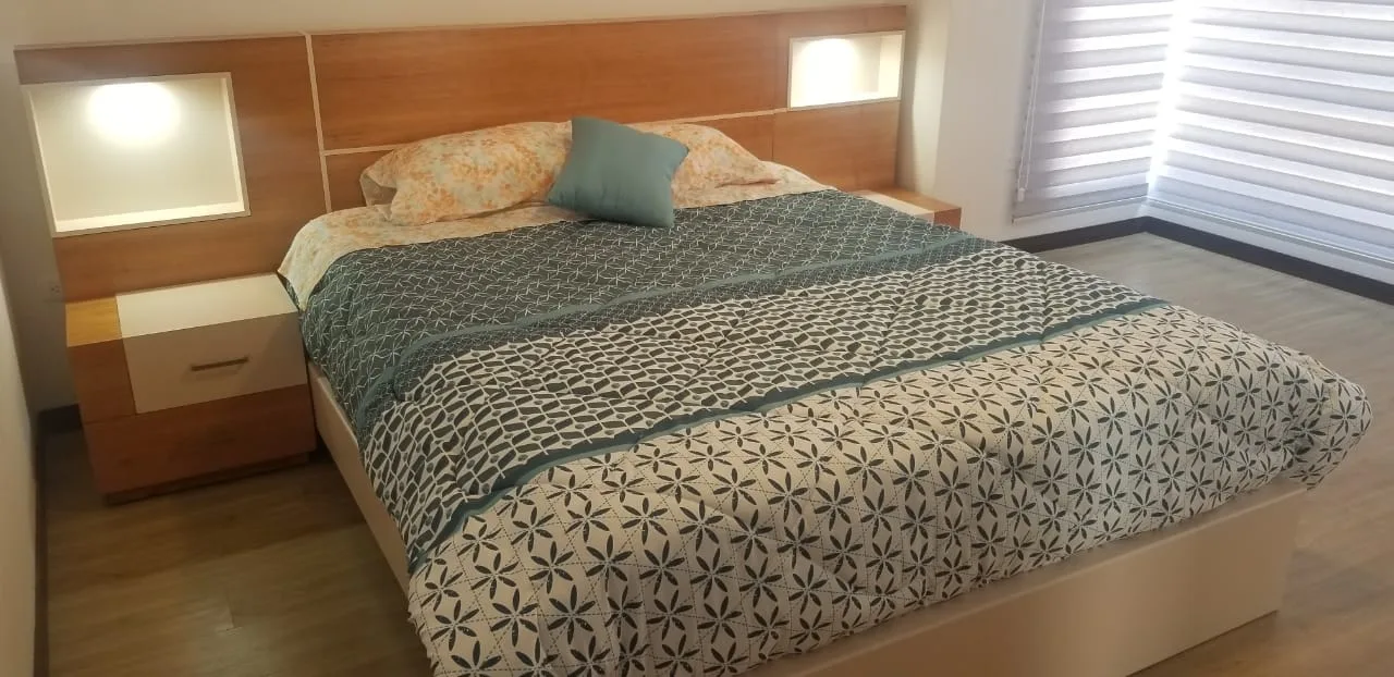 Cabecera de cama Con nichos iluminados en Madera natural DORM-007