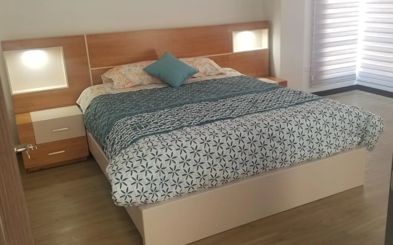 Cabecera de cama Con nichos iluminados en Madera natural DORM-007