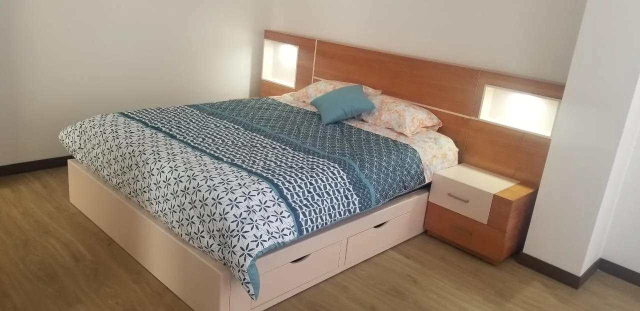 Cabecera de cama Con nichos iluminados en Madera natural DORM-007