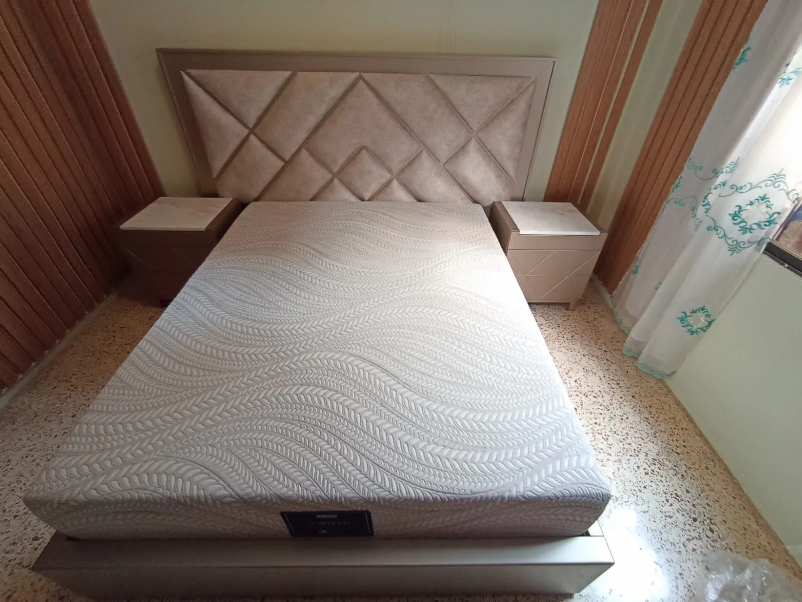 Cabecera de cama con patrón de rombos convergentes y marco perimetral